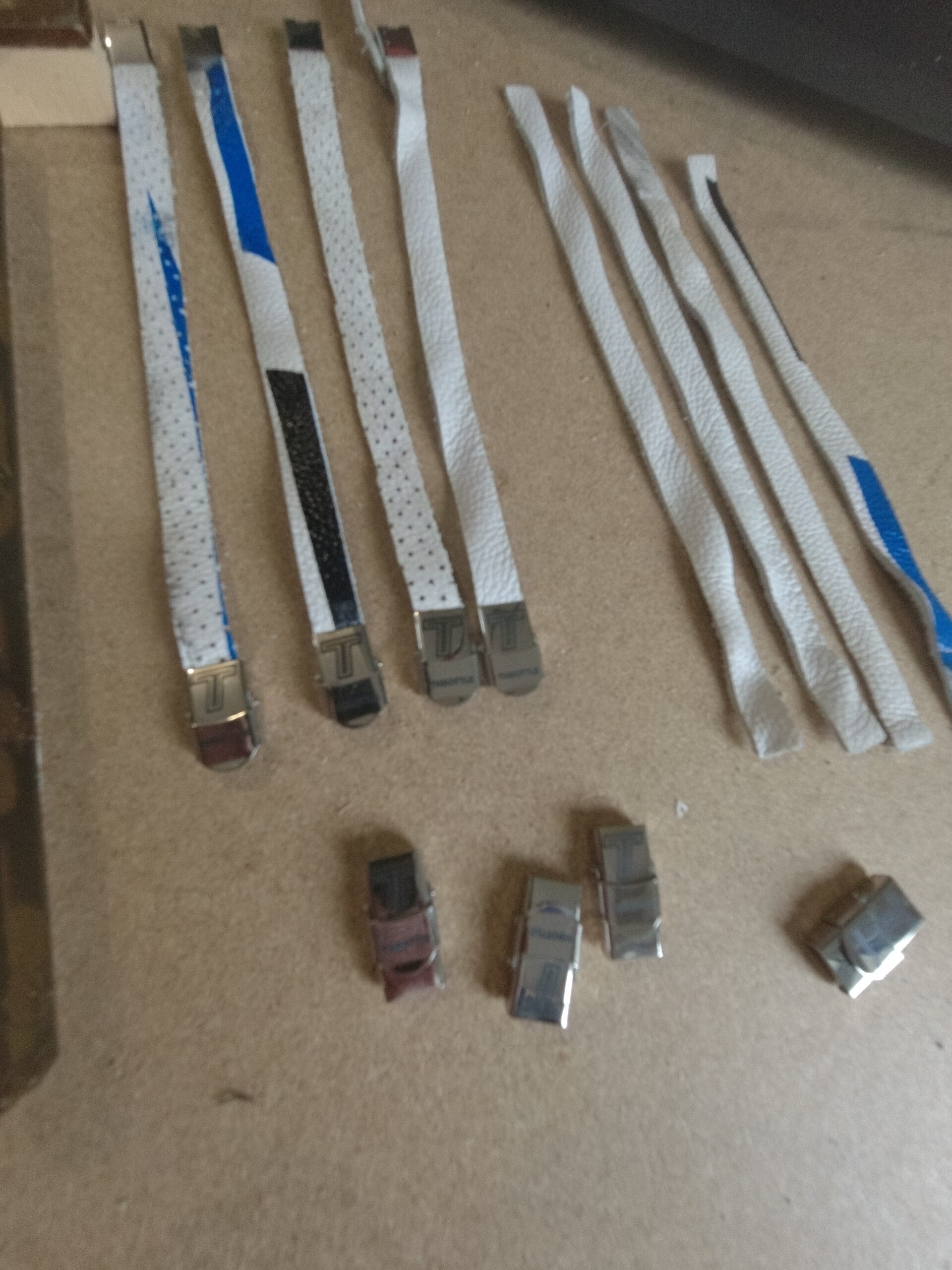 Finitions et fermoir gravé